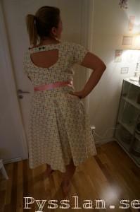 Pastellprickig 50-tals klänning pysslan bak