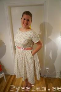 Pastellprickig 50-tals klänning pysslan framifrån