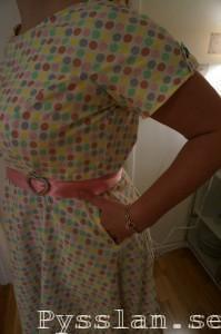 Pastellprickig 50-tals klänning pysslan rosa bälte detalj