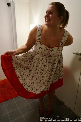 Gammalt 50tals mönster för nytt liv, rödvit klänning med rosetter fram vidd pysslan blogg